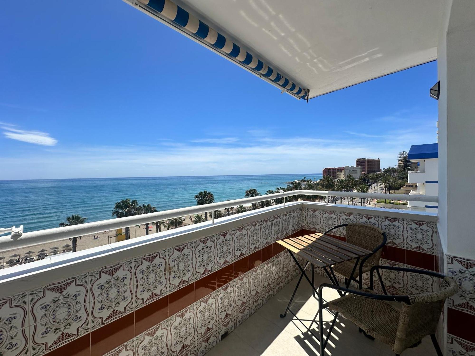 First Line Sea Views With Pool And Free Parking Benalmadena